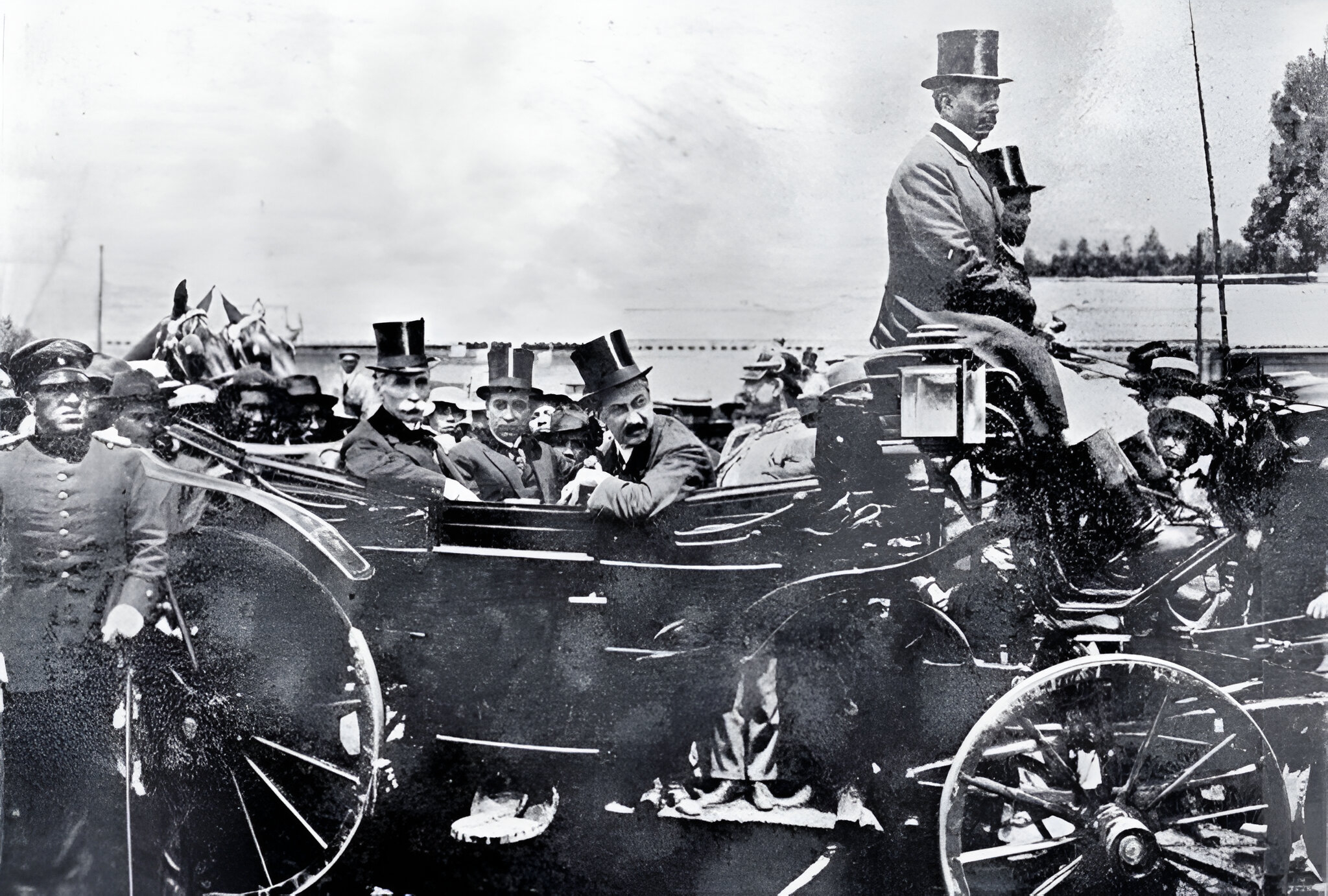 Alfredo Baquerizo Moreno receiving the President of Uruguay, Mr. Baltazar Brum.