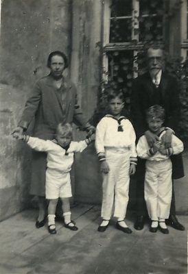 Prince Peter (right) with his two brothers and their grandparents Ernst II and Princess Alexandra af Hohenlohe-Langenburg.