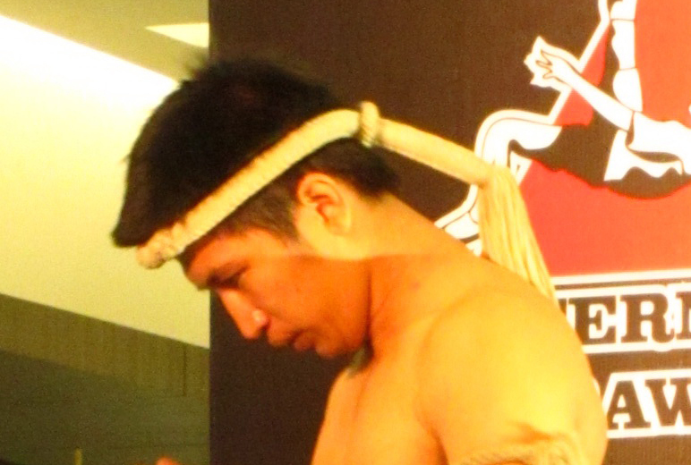 Muay Thai athlete wearing a Mongkon