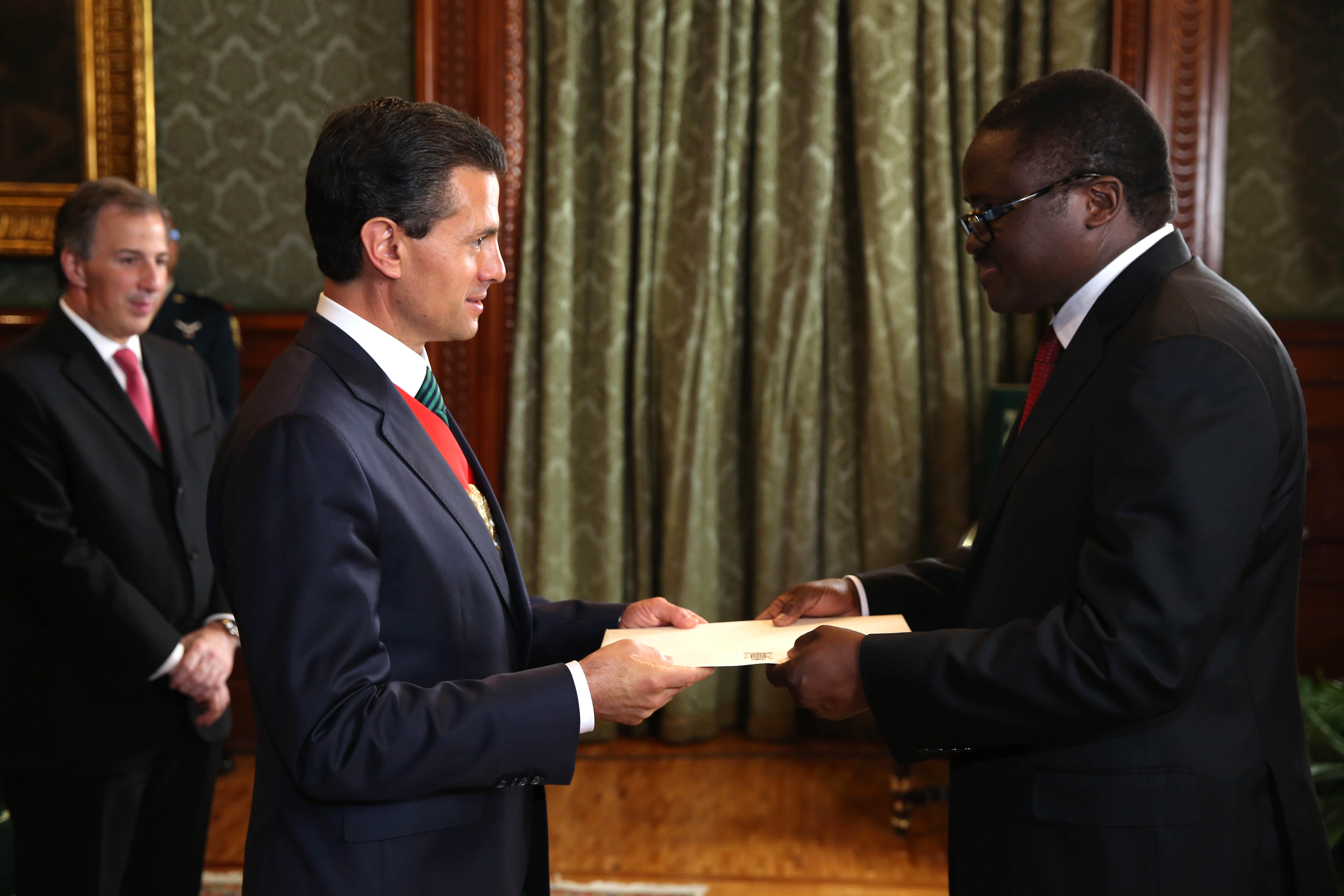 The non-resident Ambassador of Zambia, Palan Mulonda, with Mexican President Enrique Peña Nieto in Mexico City, June 2015.
