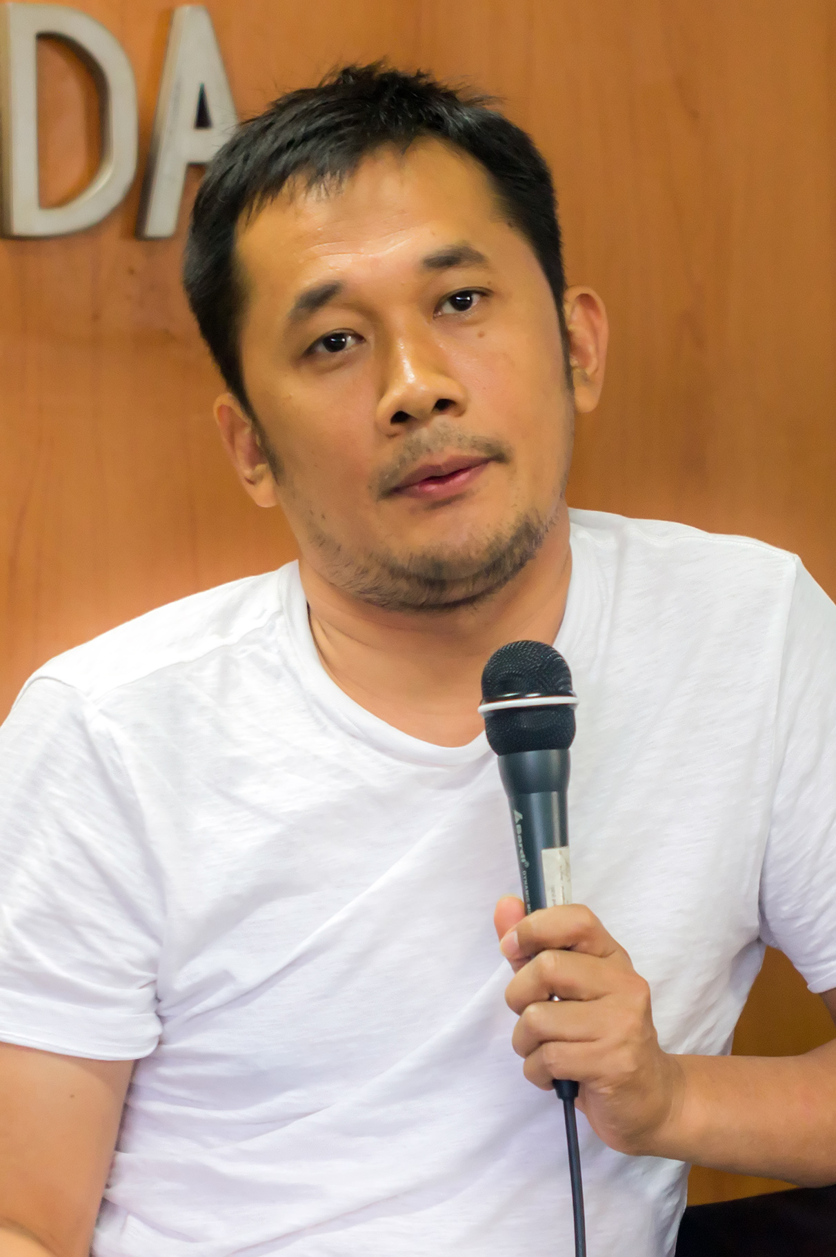 Hanung Bramantyo returned to direct this film after Rudy Habibie.