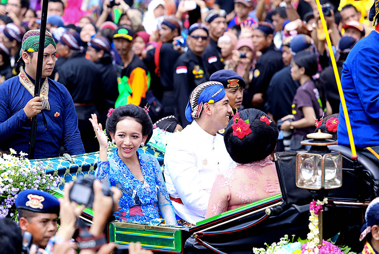 GKR Bendara and KPH Yudanegara during the wedding procession of Princess Hayu and KPH Notonegoro.
