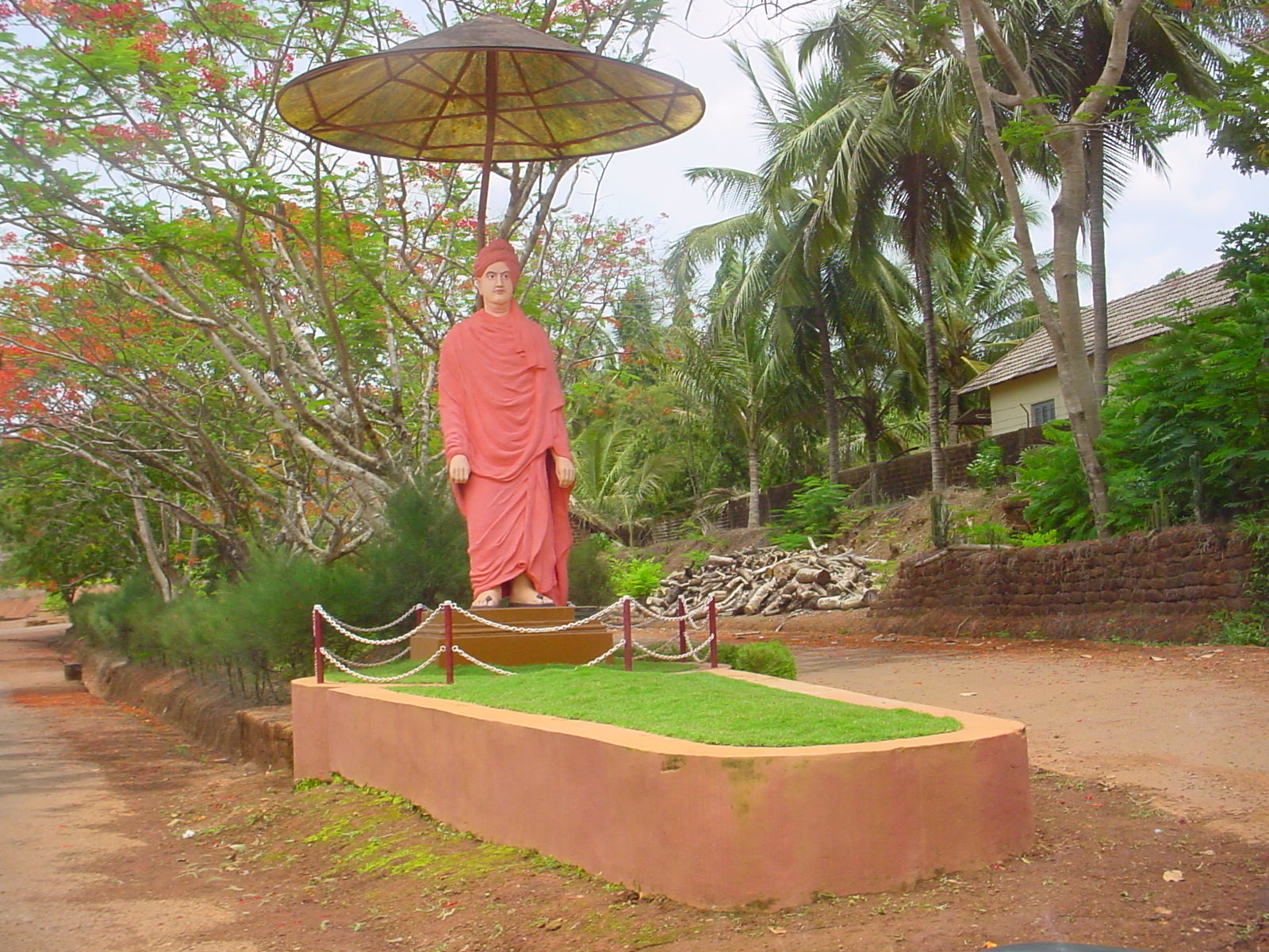 Statue of Vivekananda Swami that stood at the college entrance until 2011