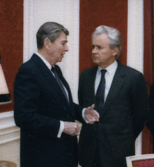 Yuri Dubinin with Ronald Reagan (1988) Yuri Dubinin with Ronald Reagan (1988)