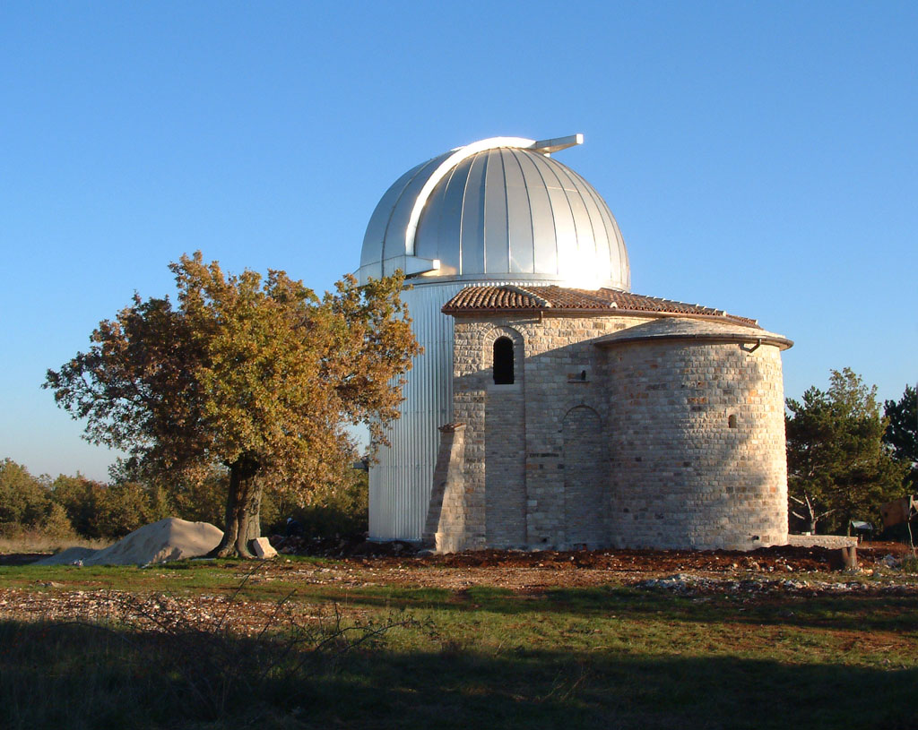 The UBC Liquid-Mirror Observatory is similar to this one, the Tican Observatory