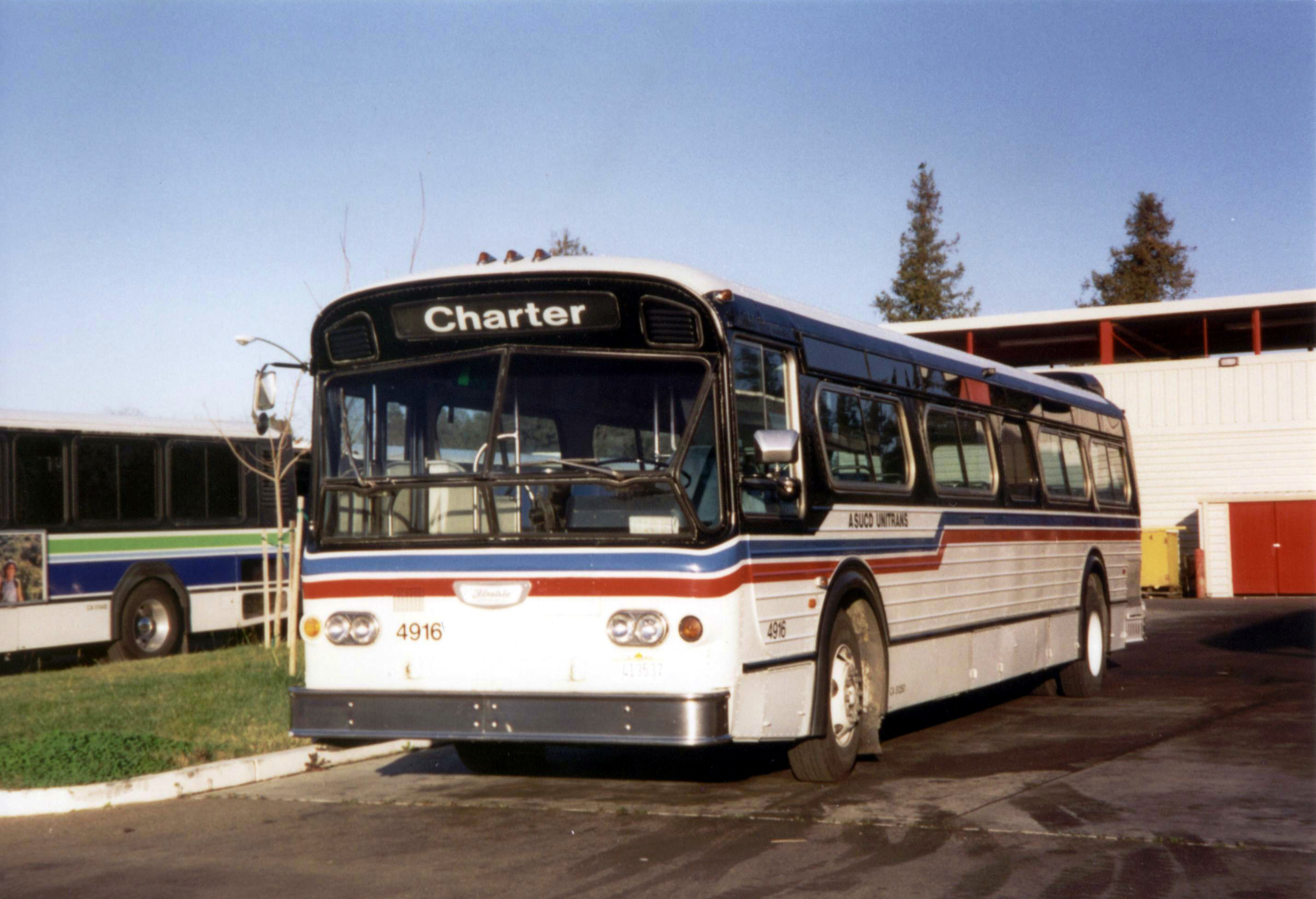 4916 parked at the Unitrans garage (photo taken in the early-mid 1990's)