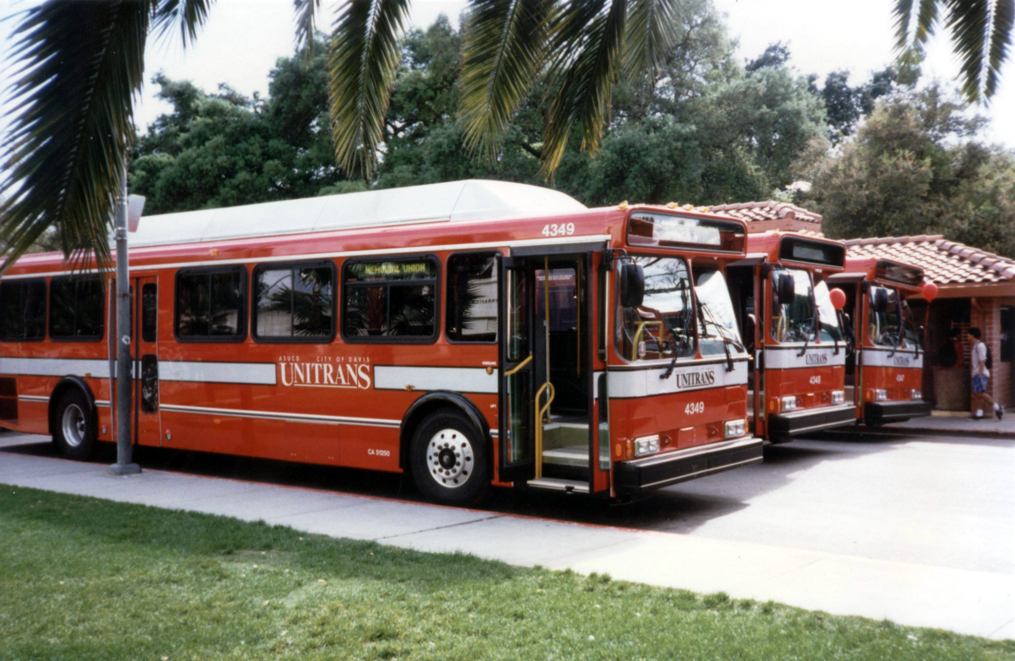 4347, 4348, and 4349 lined up at the MU terminal for their ribbon [...] ceremony (photo taken in early 1996)