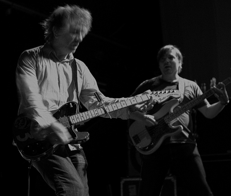 Lee Ranaldo (left) of Sonic Youth using a Fender Telecaster Deluxe 