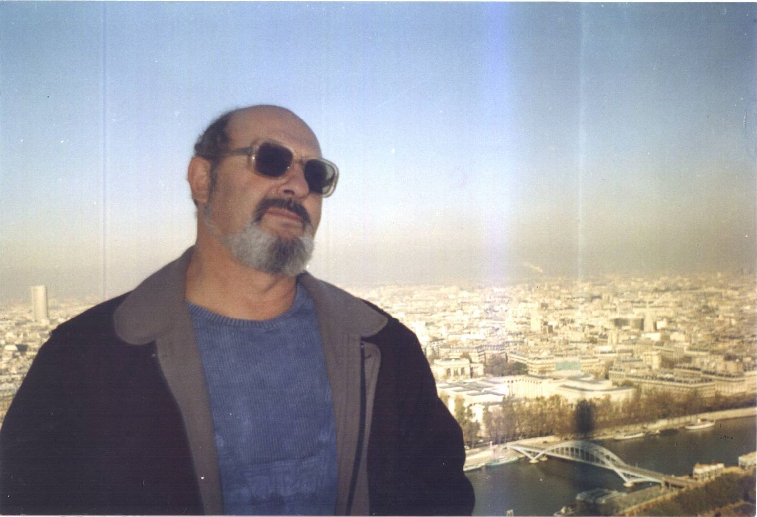 Valerij Nikolaevskij on the Eiffel Tower; 1994