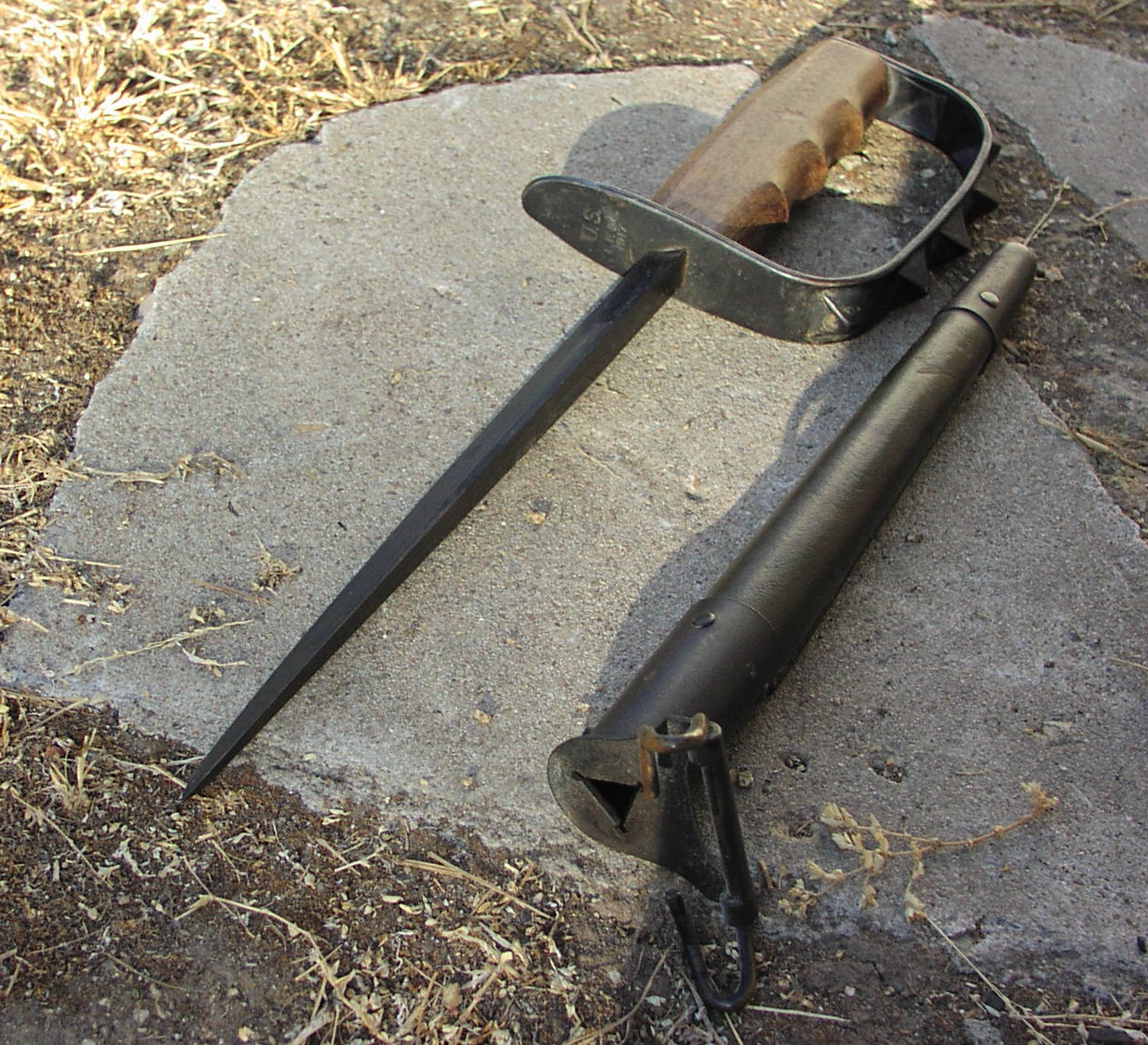 U.S. M1917 "Knuckle Duster" trench knife and leather sheath of World War I