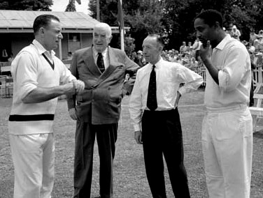 From left to right: Ray Lindwall, Australian Prime Minister Robert Menzies, Lindsay Hassett and Frank Worrell.