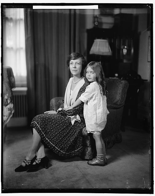 Four year-old Paulina Longworth posing with her mother, Alice Roosevelt Longworth, 1929 Four year-old Paulina Longworth posing with her mother, Alice Roosevelt Longworth, 1929