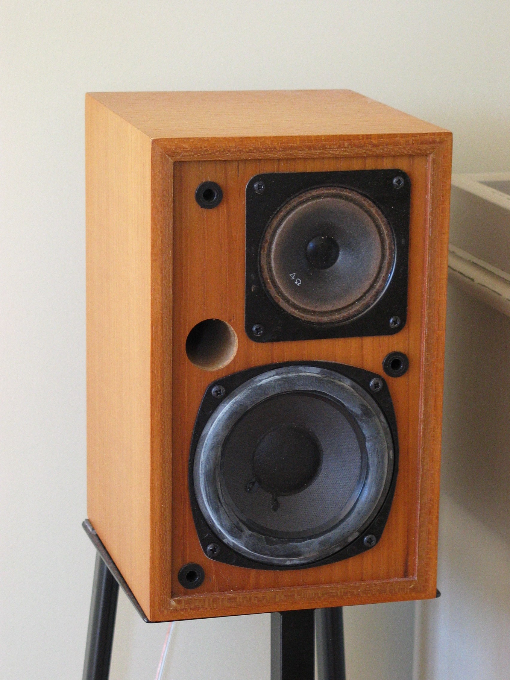 Keesonic Kub; compact loudspeaker. Grille removed in this photo to show drivers Keesonic Kub; compact loudspeaker. Grille removed in this photo to show drivers