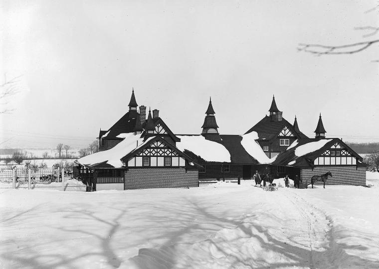Hunt Kennels at Côte-des-Neiges, 1898