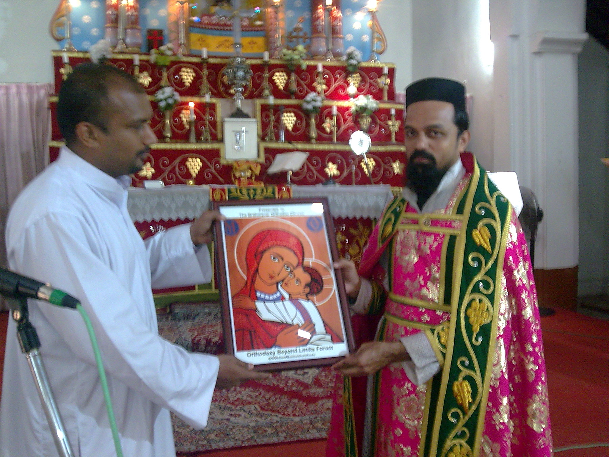 OCP Vice Chairman handing over icon of Holy Theotokos to Fr Crasta as part of the historic Visit to Brahmavar Orthodox Community