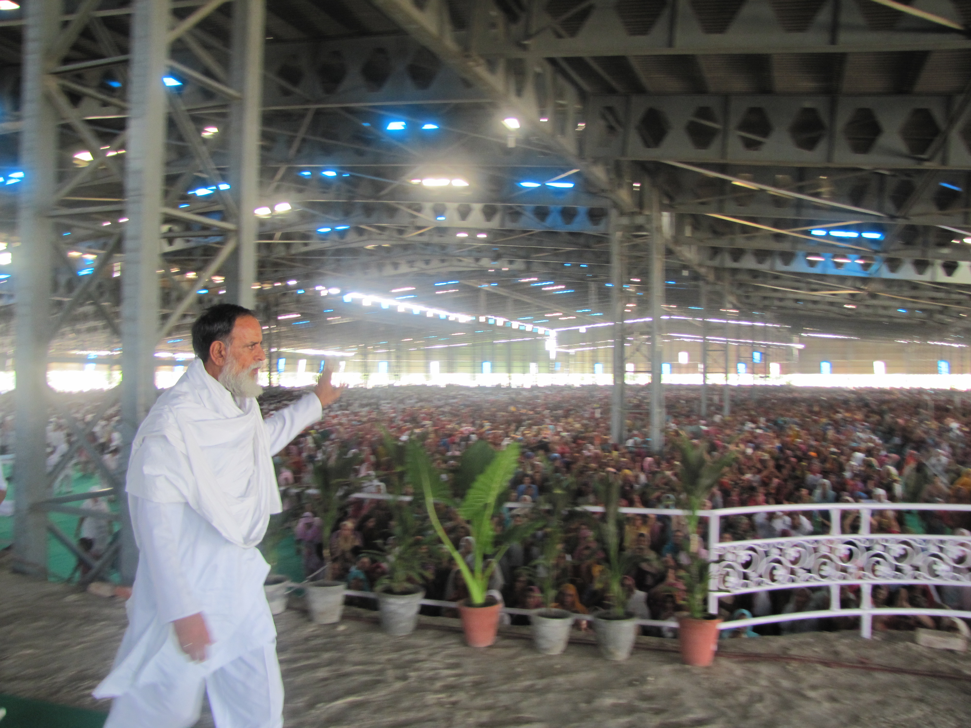 Sant Kanwar Saheb on the way to deliver Satsang at Radha Swami Dinod Ashram.