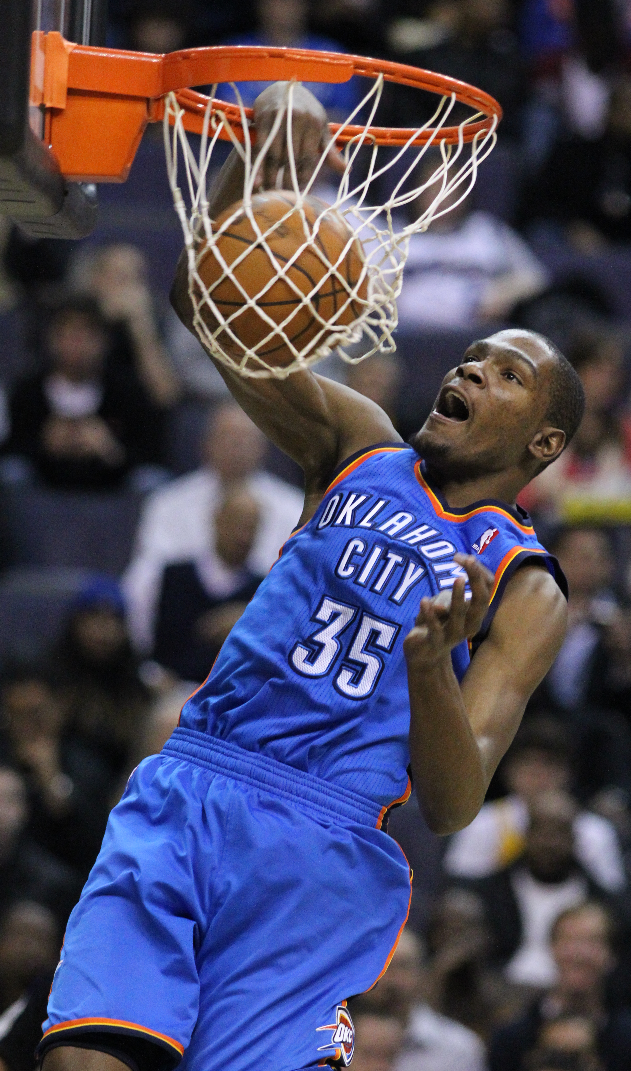 Kevin Durant throwing down a dunk|alt=Kevin Durant throwing down a dunk