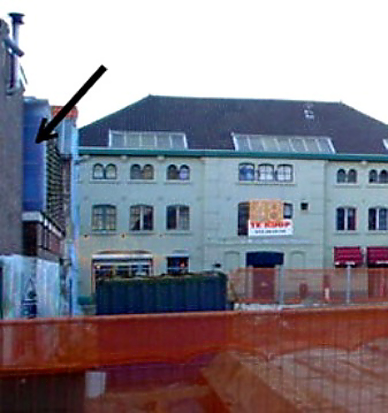 Fig. 4 Building site of the St. Lucas Guildhouse, the peculiar shift in the boundaries q is indicated by an arrow. Compare this q with fig. 2. (Ignore the white building in the background)