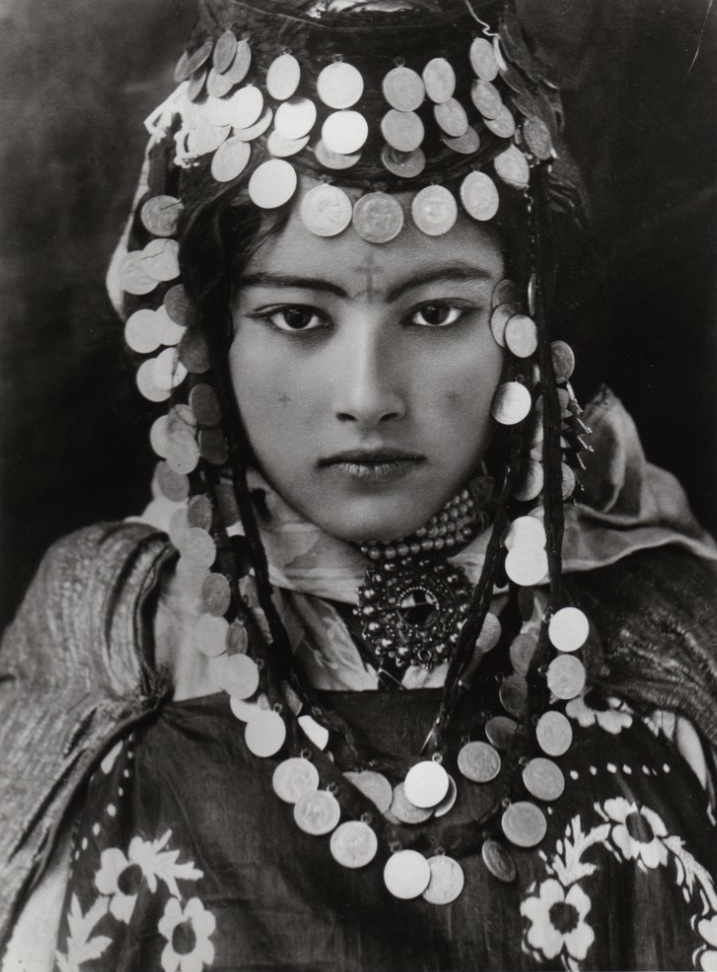 Christian Berber girl from 1905 Tunisia, showing a berber decoration -according to historian Villaverde- similar to a cross on her front