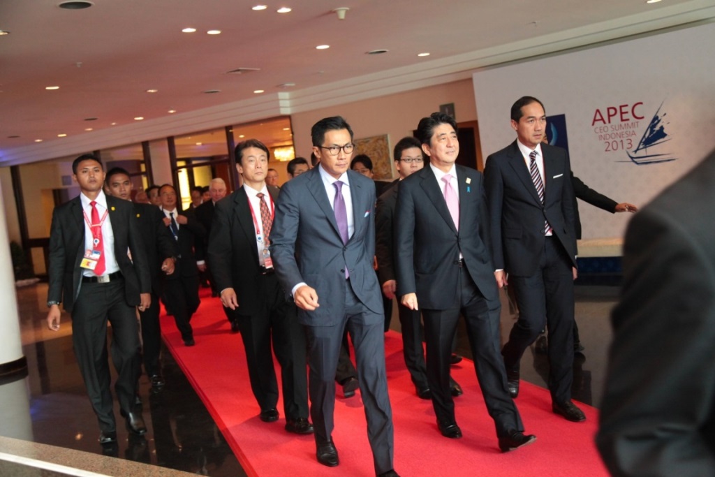 Wishnu Wardhana and President Shinzō Abe - APEC CEO Summit 2013