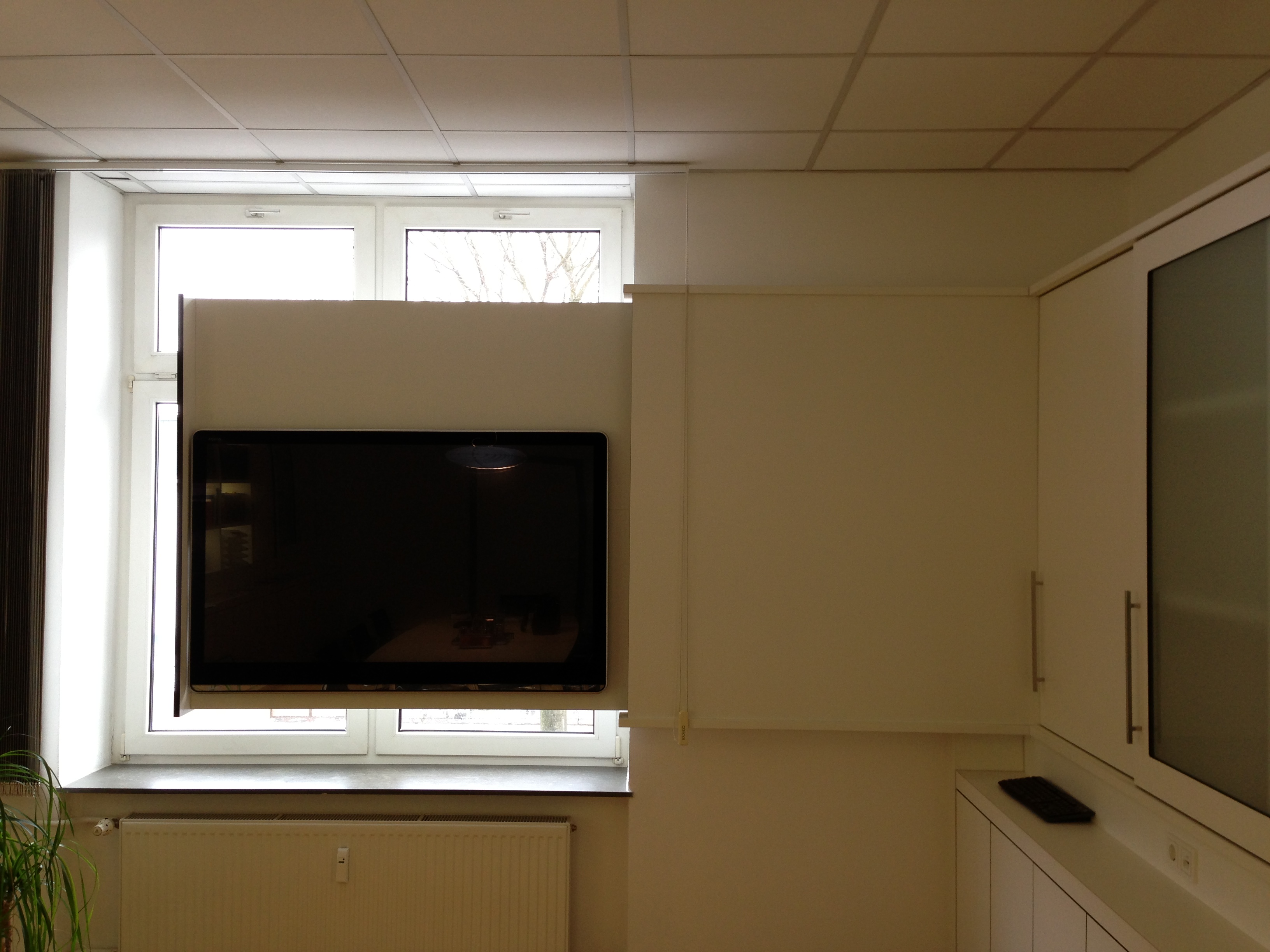Side-sliding TV-lift