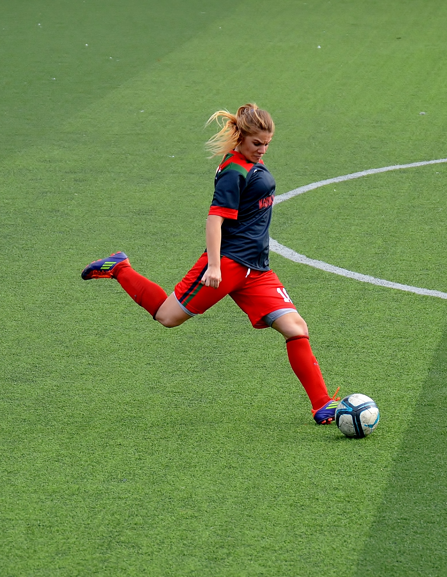 Pamuk Güllü Yılmaz playing for Karşıyaka BESEM Spor in the 2014-15 season away match against Ataşehir Belediyespor.