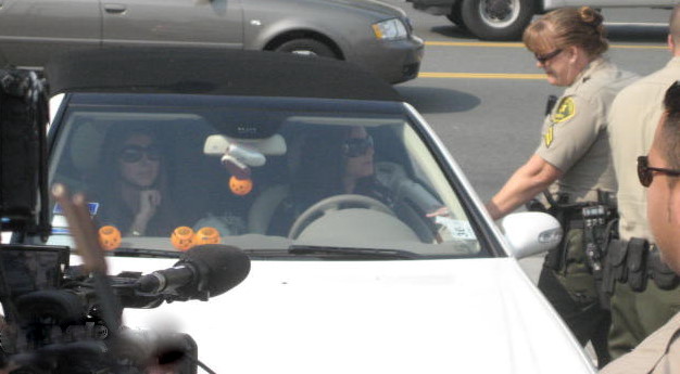 Alli (left) and Britney Spears (right) in Britney's automobile in 2007.