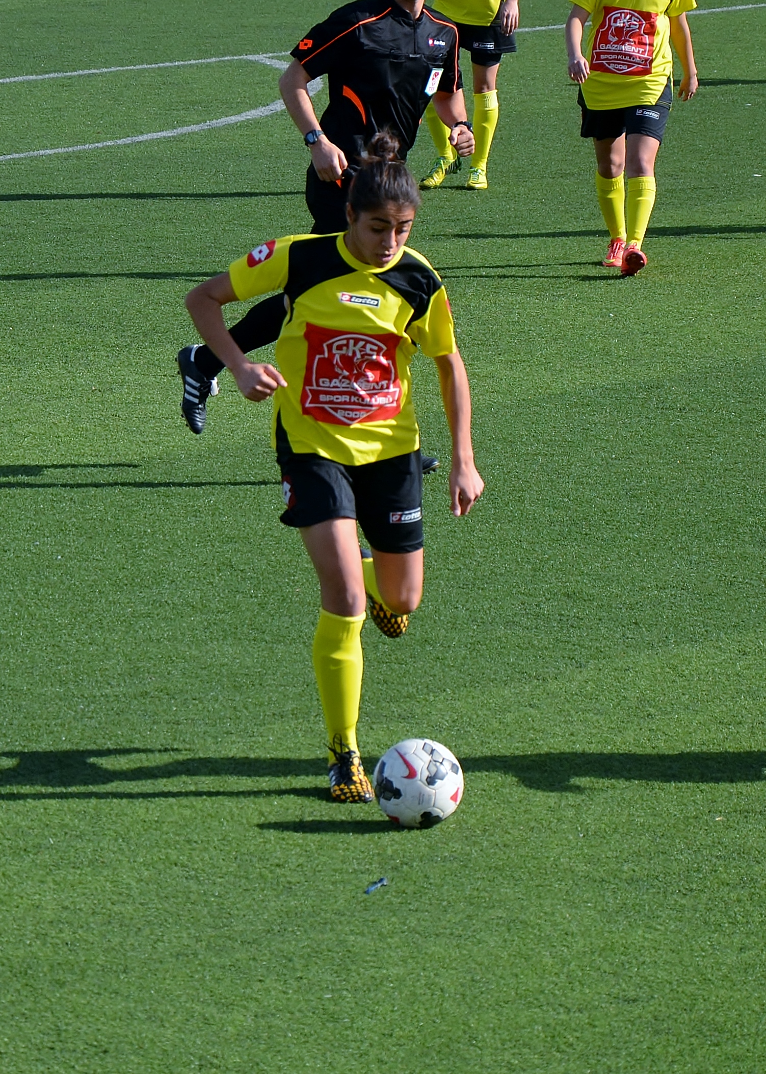 Esma Kevser Aksan playing for Gazikentspor in the 2014-15 away match against Ataşehir Belediyespor.