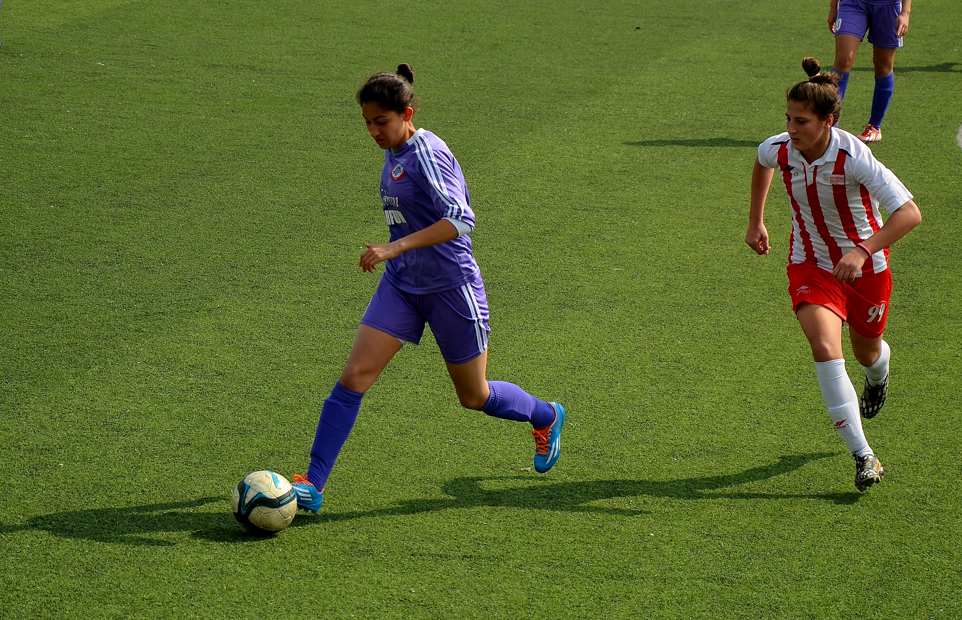 Damla Bozyel (lila) driving the ball for Kdz. Ereğlispor in the 2014-15 season away match against Ataşehir Belediyespor. Damla Bozyel (lila) driving the ball for Kdz. Ereğlispor in the 2014-15 season away match against Ataşehir Belediyespor.