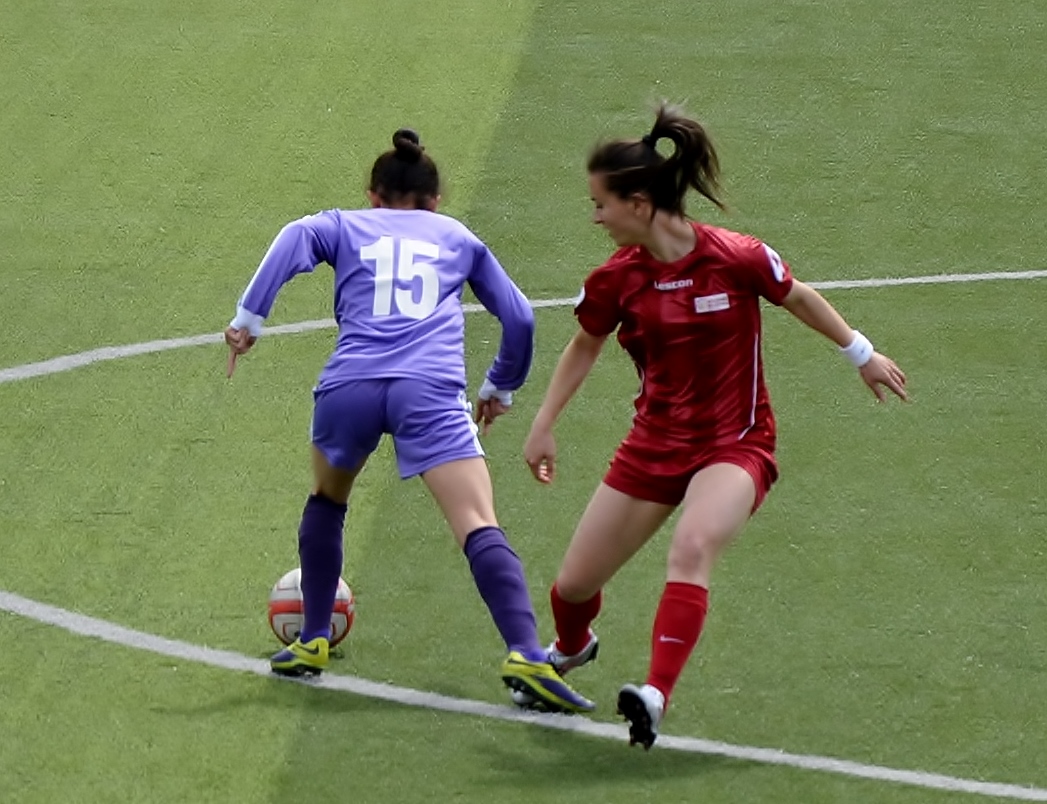 Damla Bozyel (lila) against Fatma Kara attacking Ataşehir Belediyespor in the 2013-14 season away match.
