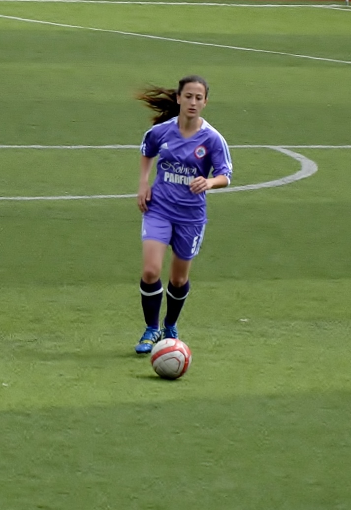 İpek Özgan driving the ball for Kdz. Ereğlispor in the 2013-14 season's away match against Ataşehir Belediyespor.
