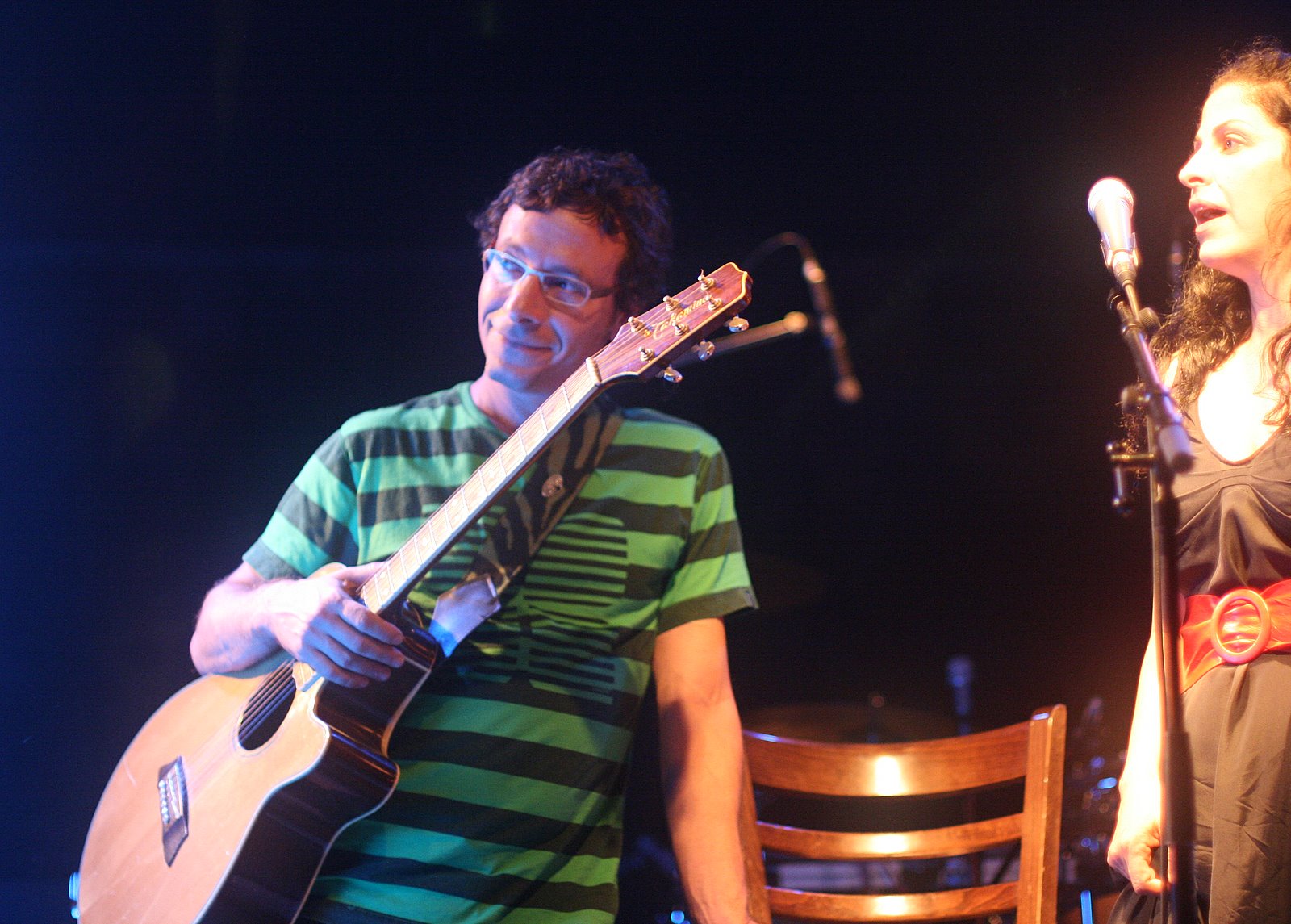 Zur (left) in concert with the guest Efrat Ben-Tsur, 2007