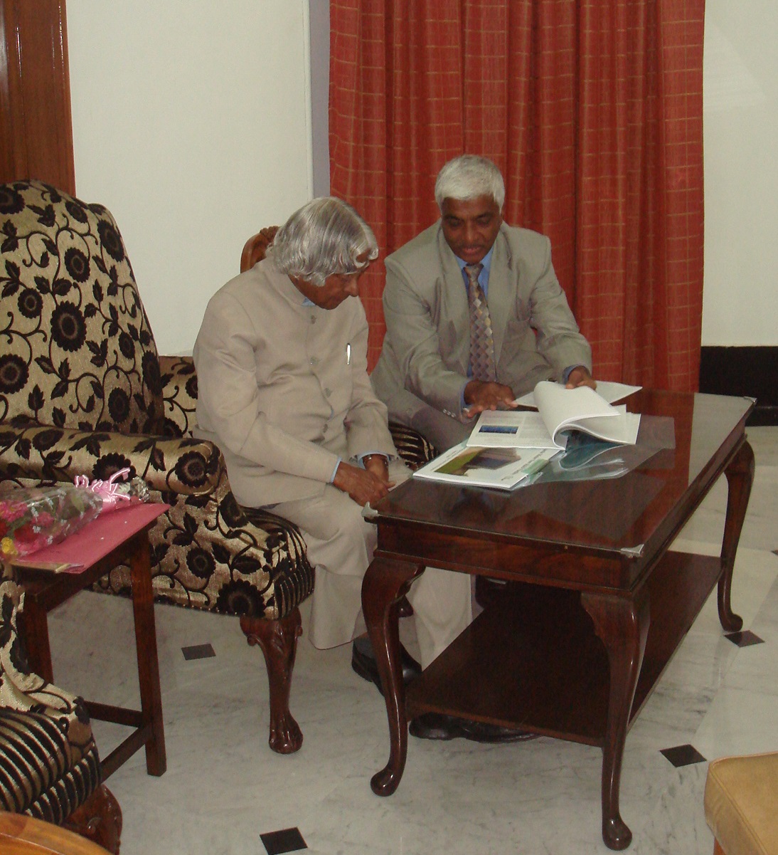 |upright|Rajadurai with A. P. J. Abdul Kalam discussing about Research & Development, January 2012