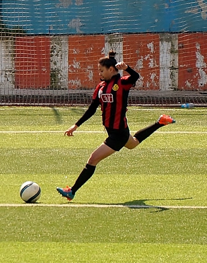 Büşra Taşkın playing for Eskişehirspor in the 2014-15 season.