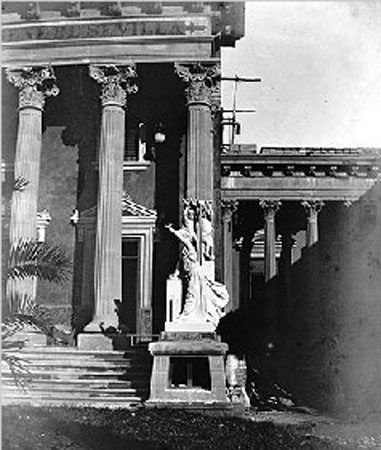 Sculptural group of the allegory of the shower in the facade. Sculptural group of the allegory of the shower in the facade.
