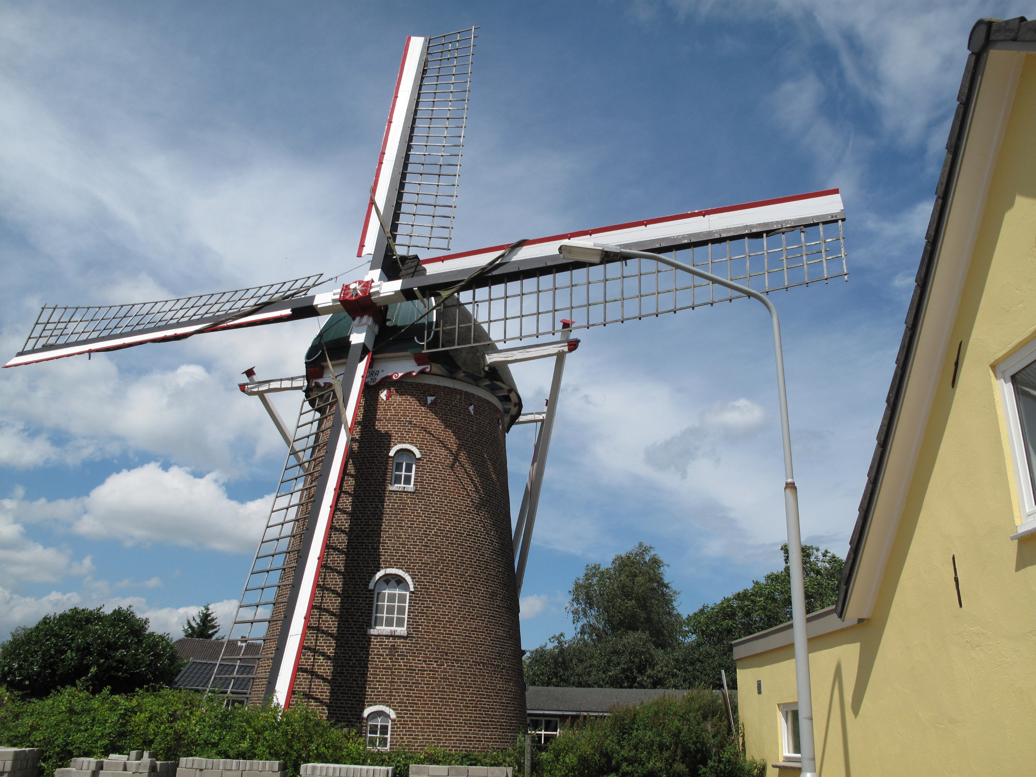 Aurora windmill, Dichteren