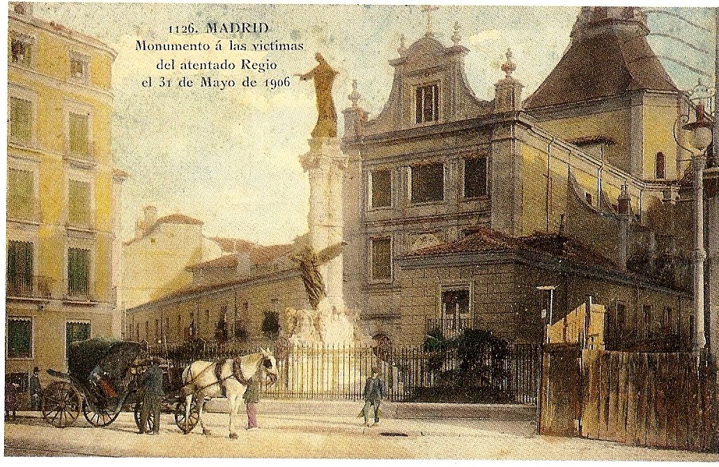 Former Monument to victims of the attack against Alfonso XIII; behind it is the Iglesia del Sacramento.