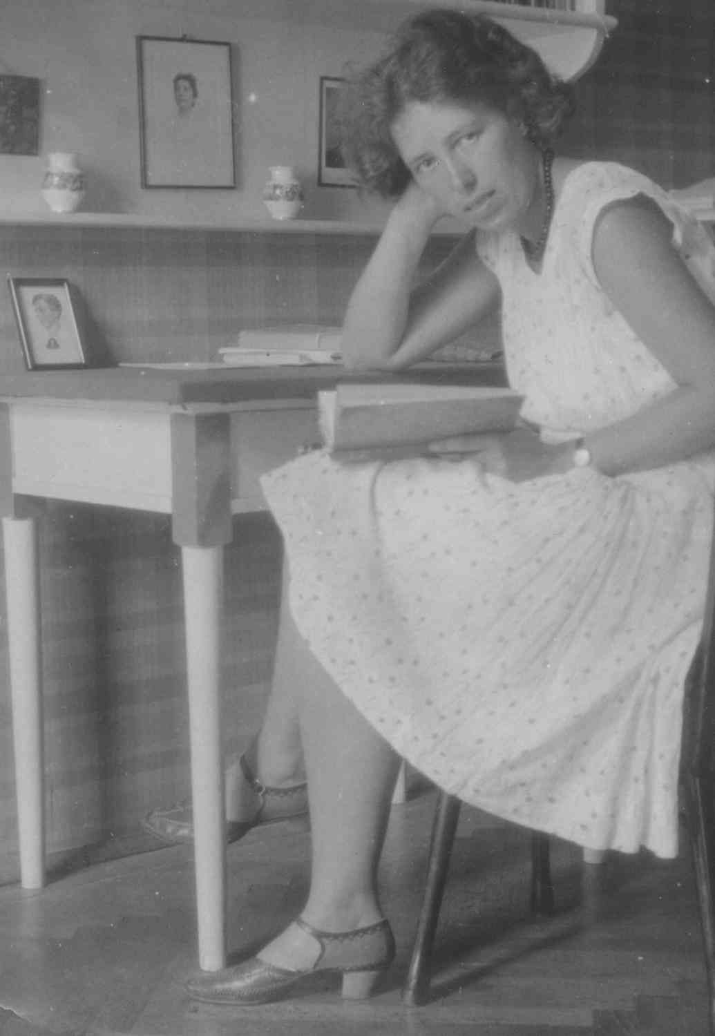 Erika Mitterer circa 1930|alt=Erika Mitterer circa 1930