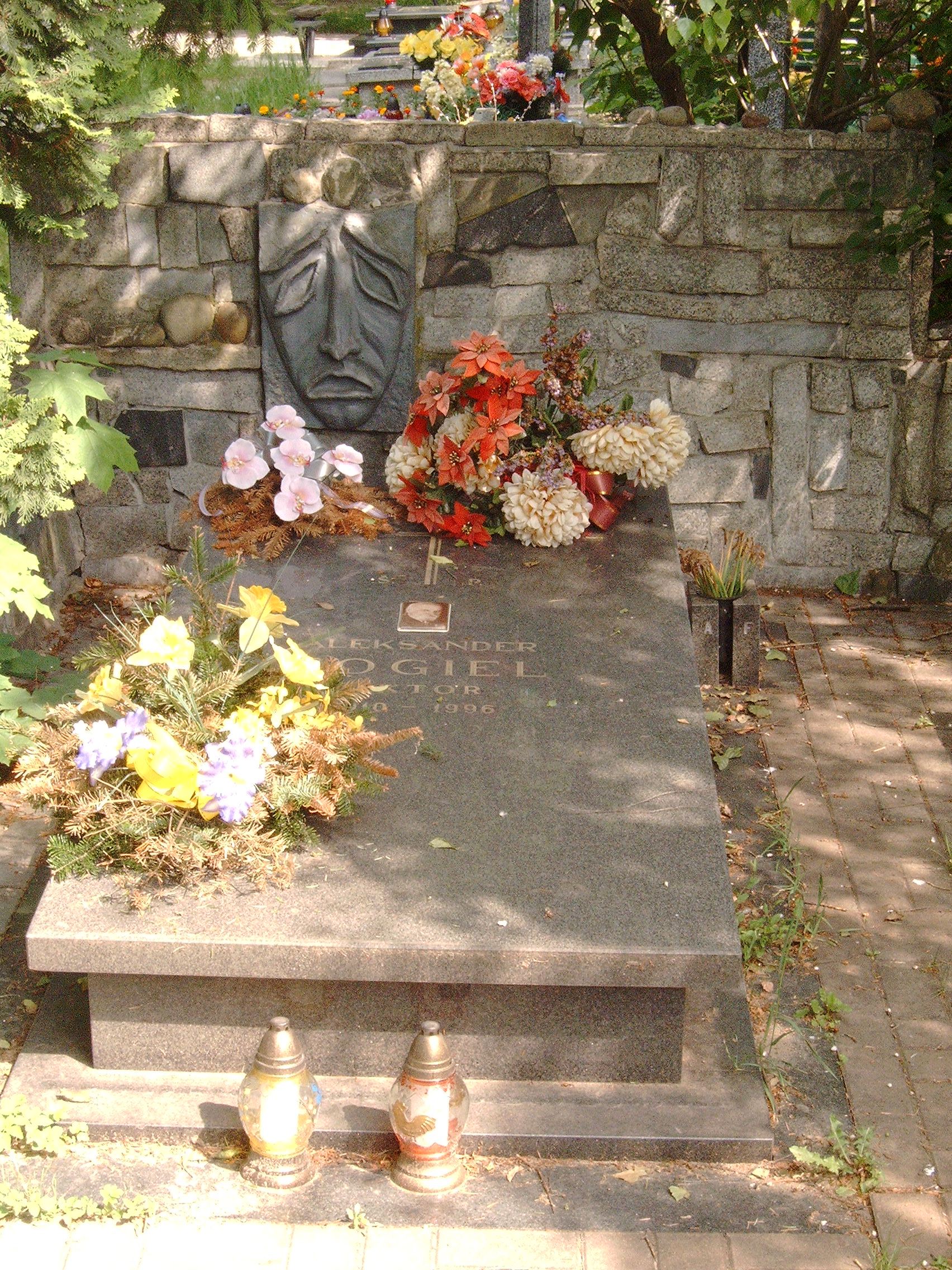 Grave of Aleksander Fogel at the Communal Cemetery in Dołach, in Łódź in 2007