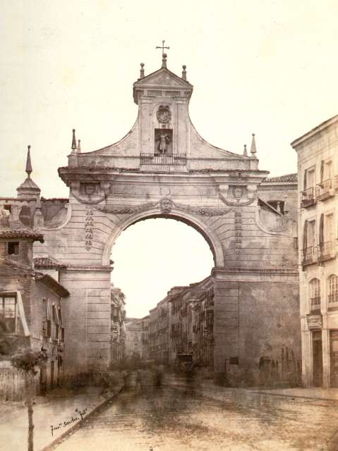Gate Puerta del Campo.