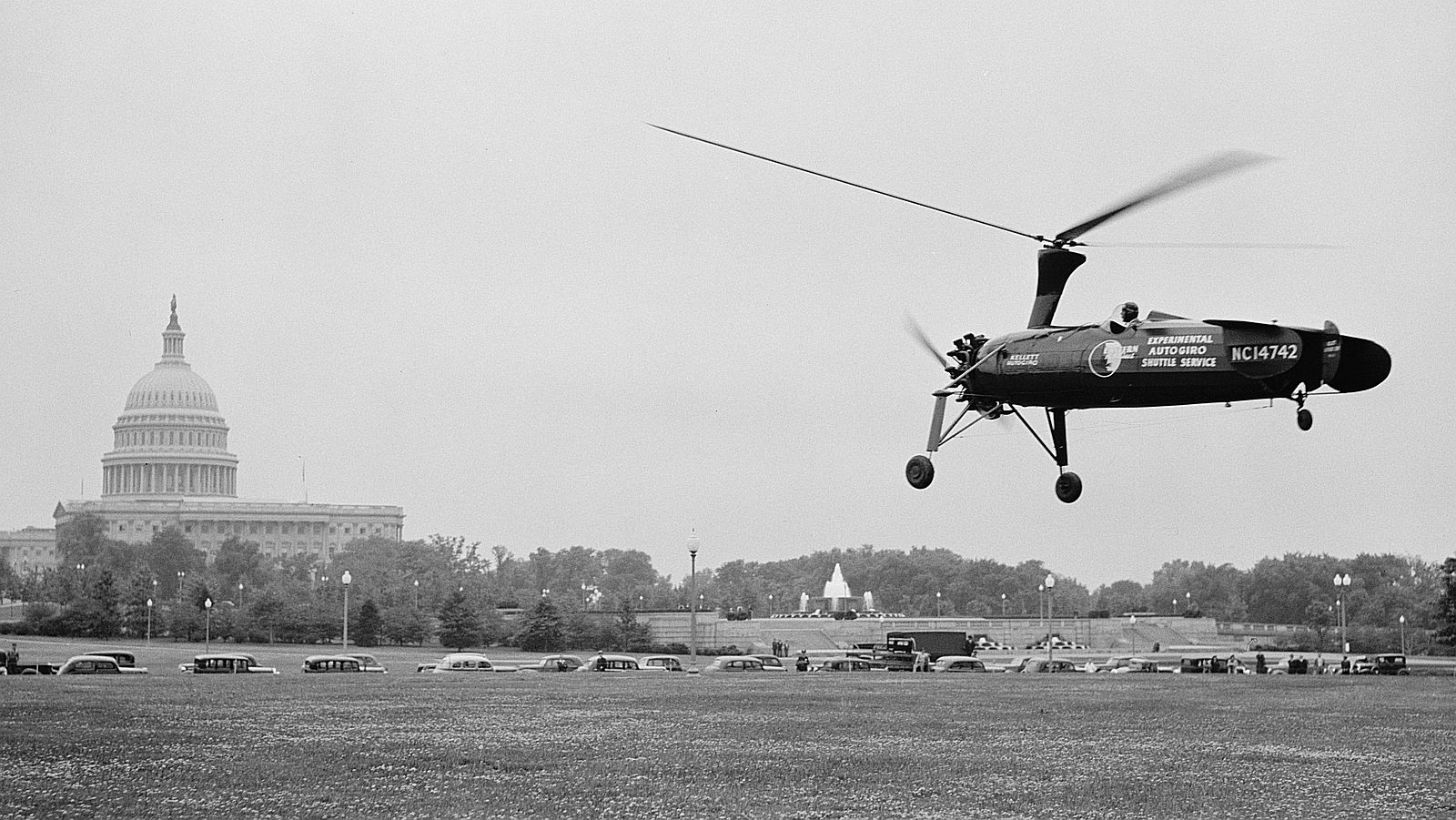 1938 mail delivery demonstration by an autogyro at Washington D.C. capital lawn