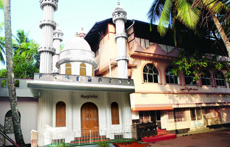 Makham'ul Waseela, the tomb of Muhammed Mashhoor Kunhikoya Thangal at Karimpanapalam, Vadakara Makham'ul Waseela, the tomb of Muhammed Mashhoor Kunhikoya Thangal at Karimpanapalam, Vadakara