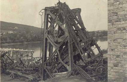 Mangled remains of the railway bridge connecting Zalishchyky and Kostryzhivka following the tragedy.