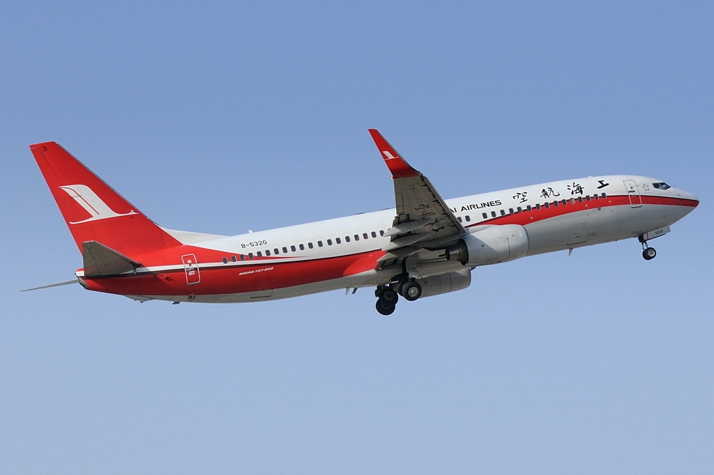 Shanghai Airlines Boeing 737-800