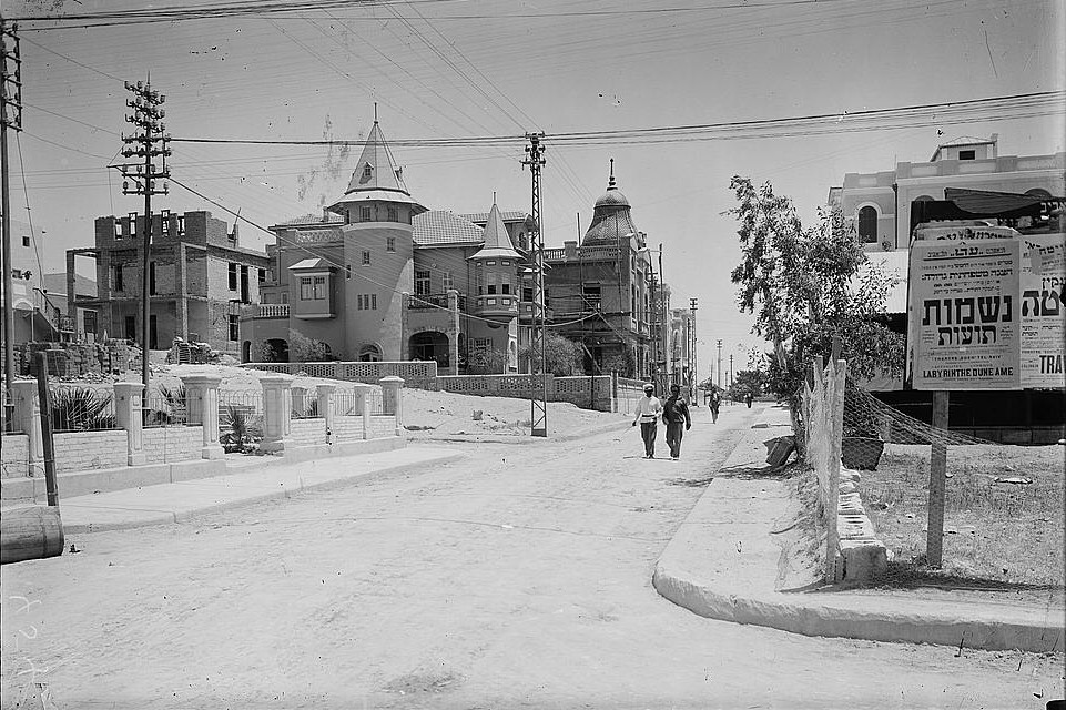 Feingold's private home on 69 Nachalat Binyamin Street in Tel Aviv, early 1920s.|thumb