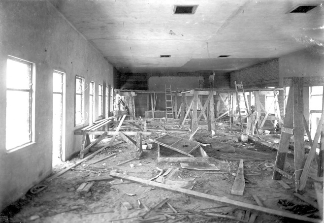 Building the Cinematic Hall at the Feingold House in Afula, 1927|thumb