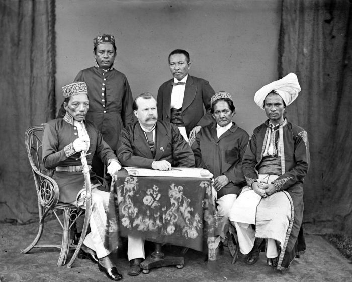 The last Sultan of Gorontalo, Ti Tulutani Zainal Abidin Monoarfa (sitting on the left).