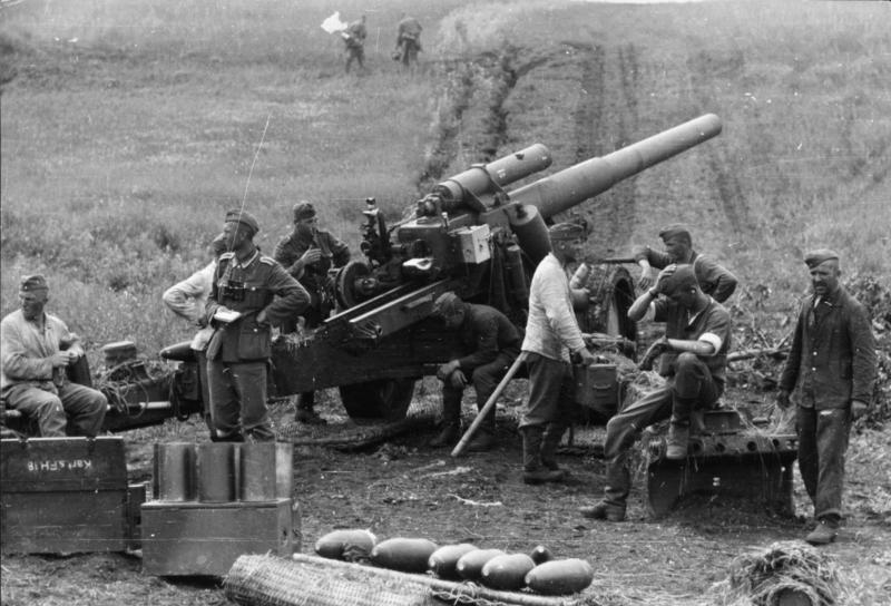 German 15 cm sFH 18 howitzer with crew in 1942 on the Eastern Front.