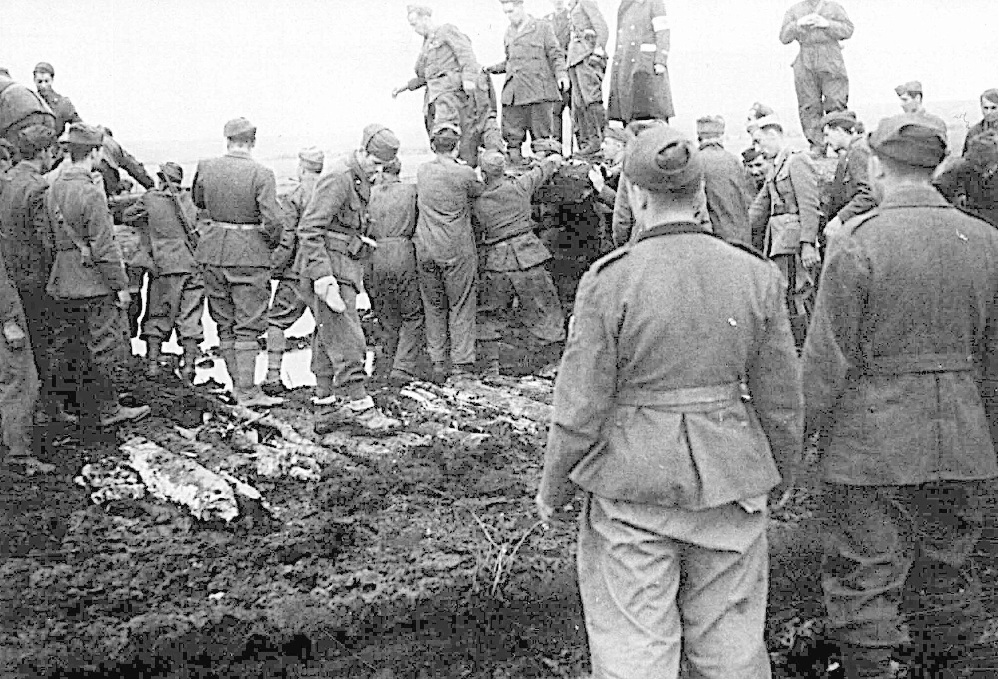 Italians repairing a road damaged by a Soviet attack during the battle.|alt=