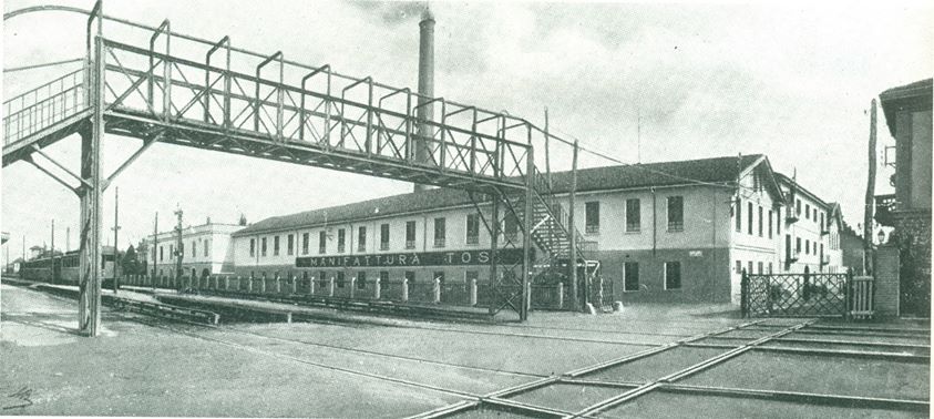 The intersection of the tramway with the Domodossola–Milan railway, in Busto Arsizio near the old station The intersection of the tramway with the Domodossola–Milan railway, in Busto Arsizio near the old station